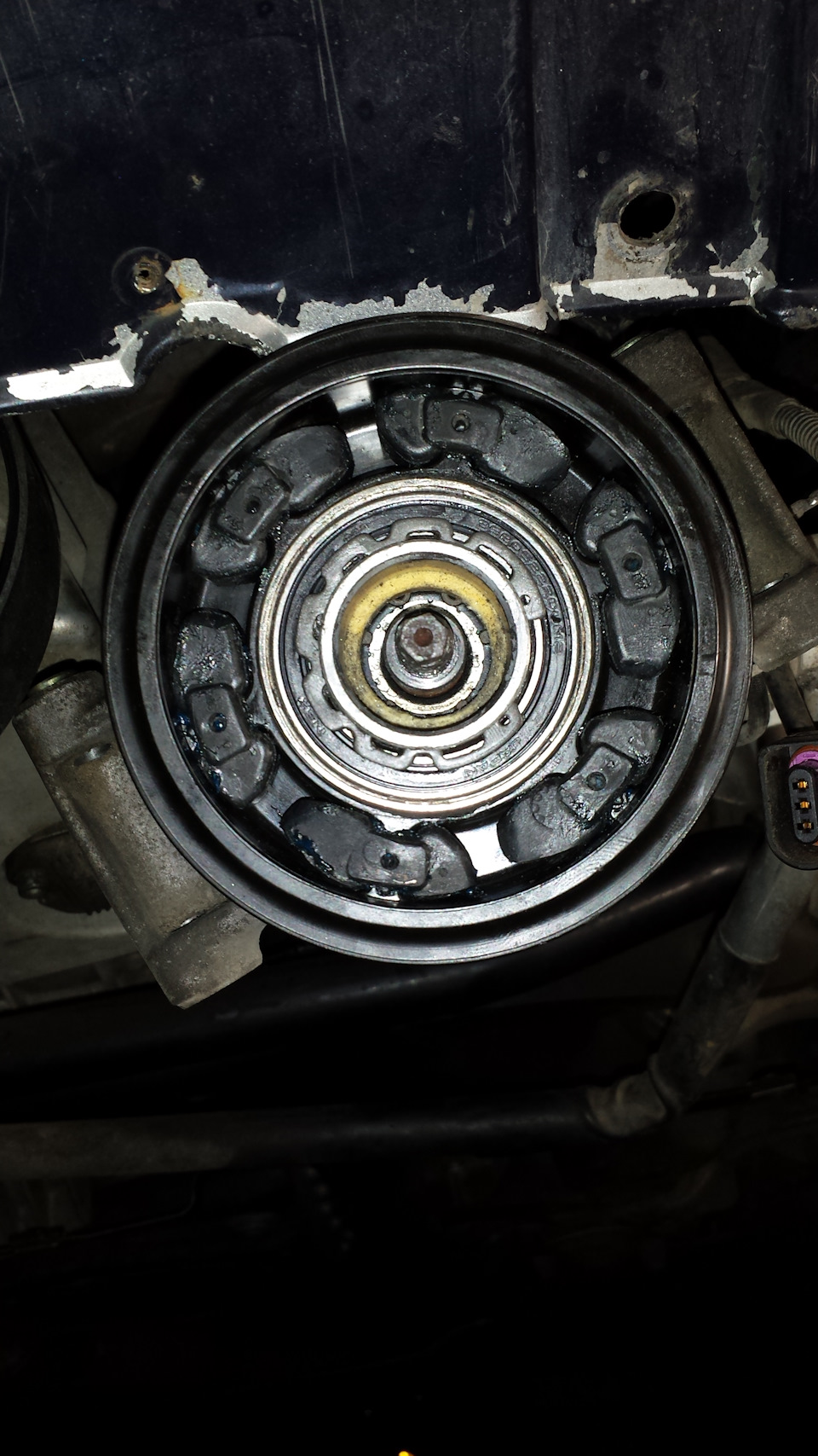 Шум подшипника кондиционера. Люфт шкива компрессора мерседес 814. Муфта компрессора кондиционера ауди а6 2. Шум подшипника кондиционера. Шкив компрессора мазда сх7 2.