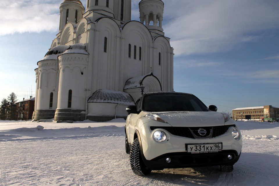 Nissan Juke белый с черной крышей