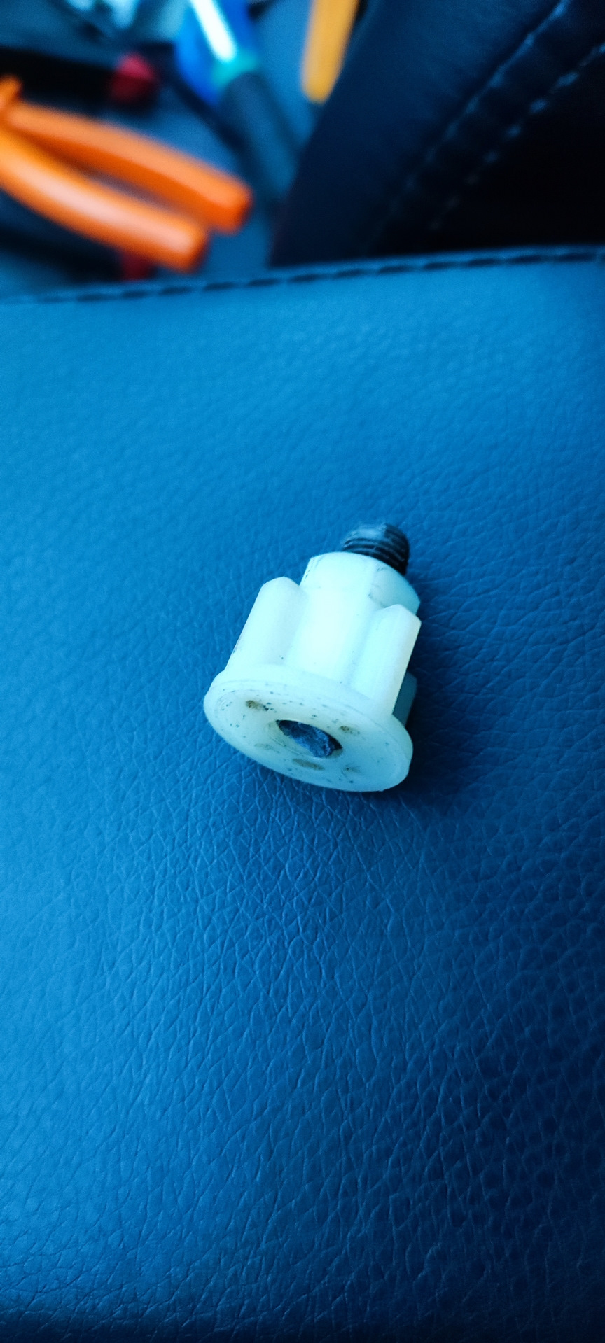 Обломалась шпилька крепления фары — Skoda Octavia A5 Mk2, 1,8 л, 2012 ...