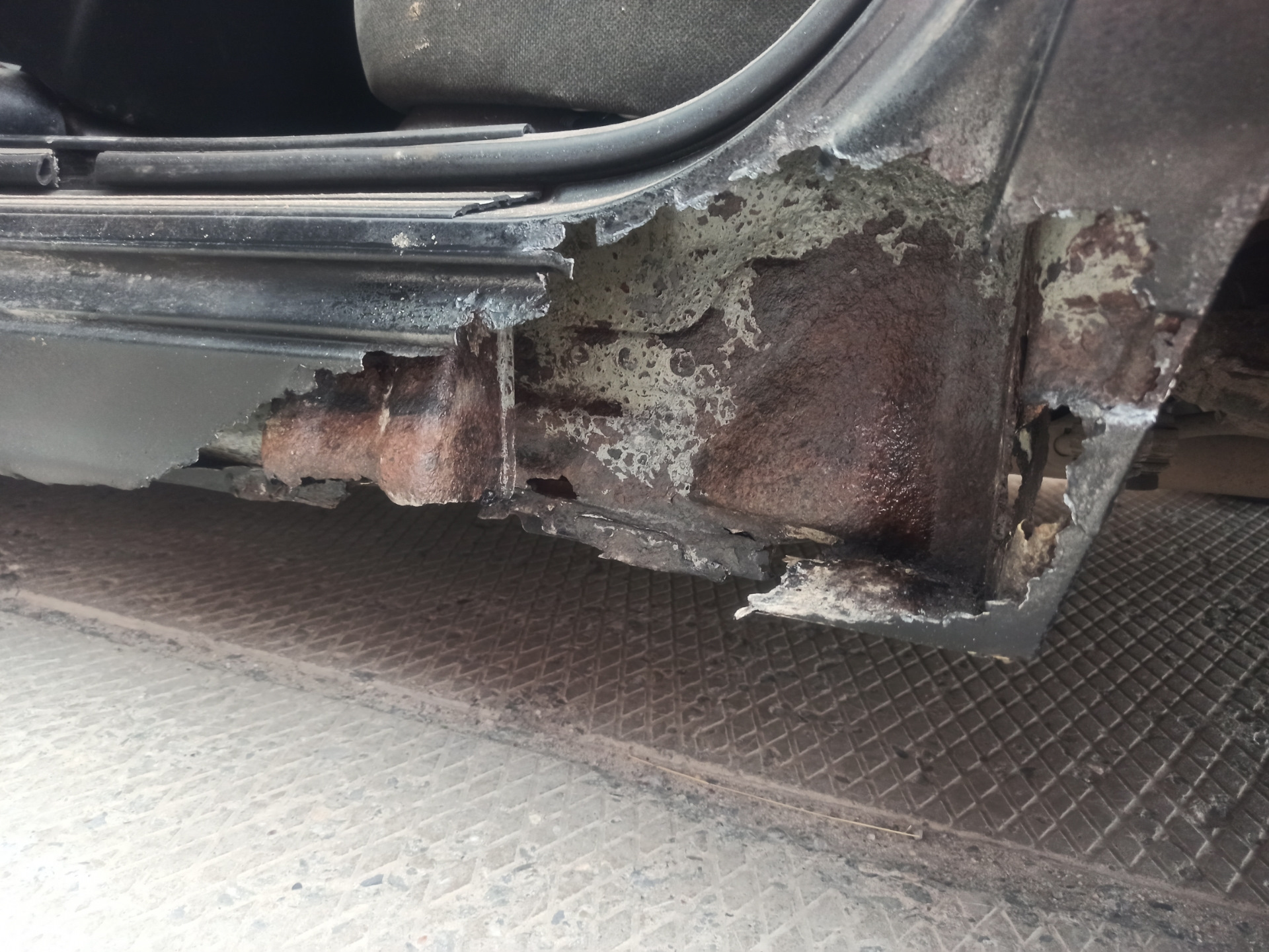 Пороги пеной на ваз 2107. Пороги пеной на ваз 2107. Запенили пороги машины. Монтажная пена в порогах. Монтажная пена в порогах.