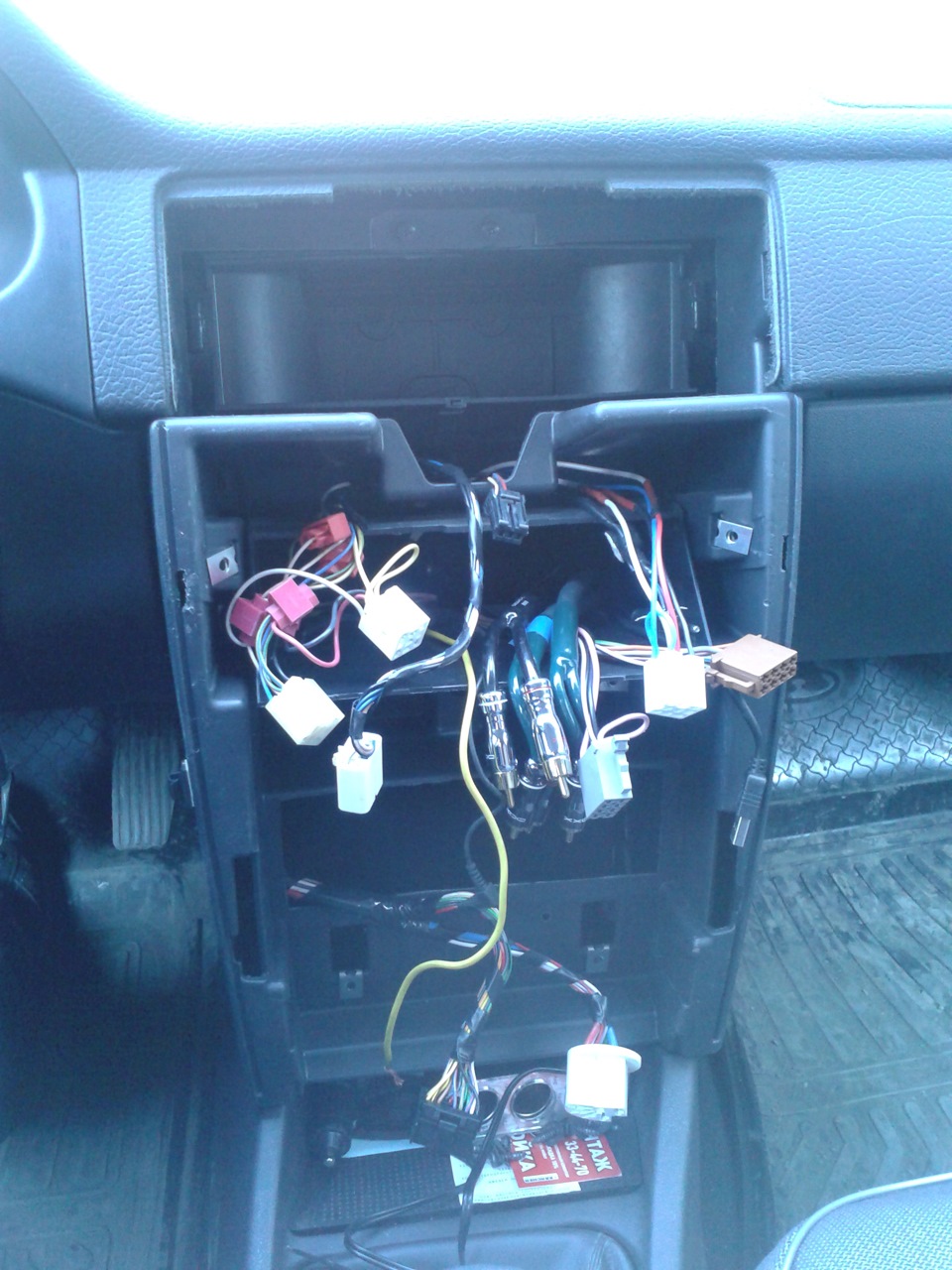 Скрытое подключение видеорегистратора — Lada Приора хэтчбек, 1,6 л ...