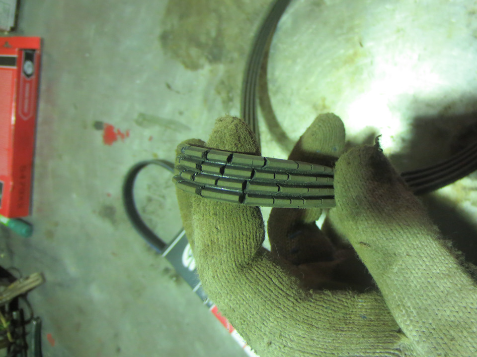 Старый ремень кондиционера. Читал что у многих к 30 тыс км пробега начинают лопаться. Так что не один я такой. — KIA Rio (2G)