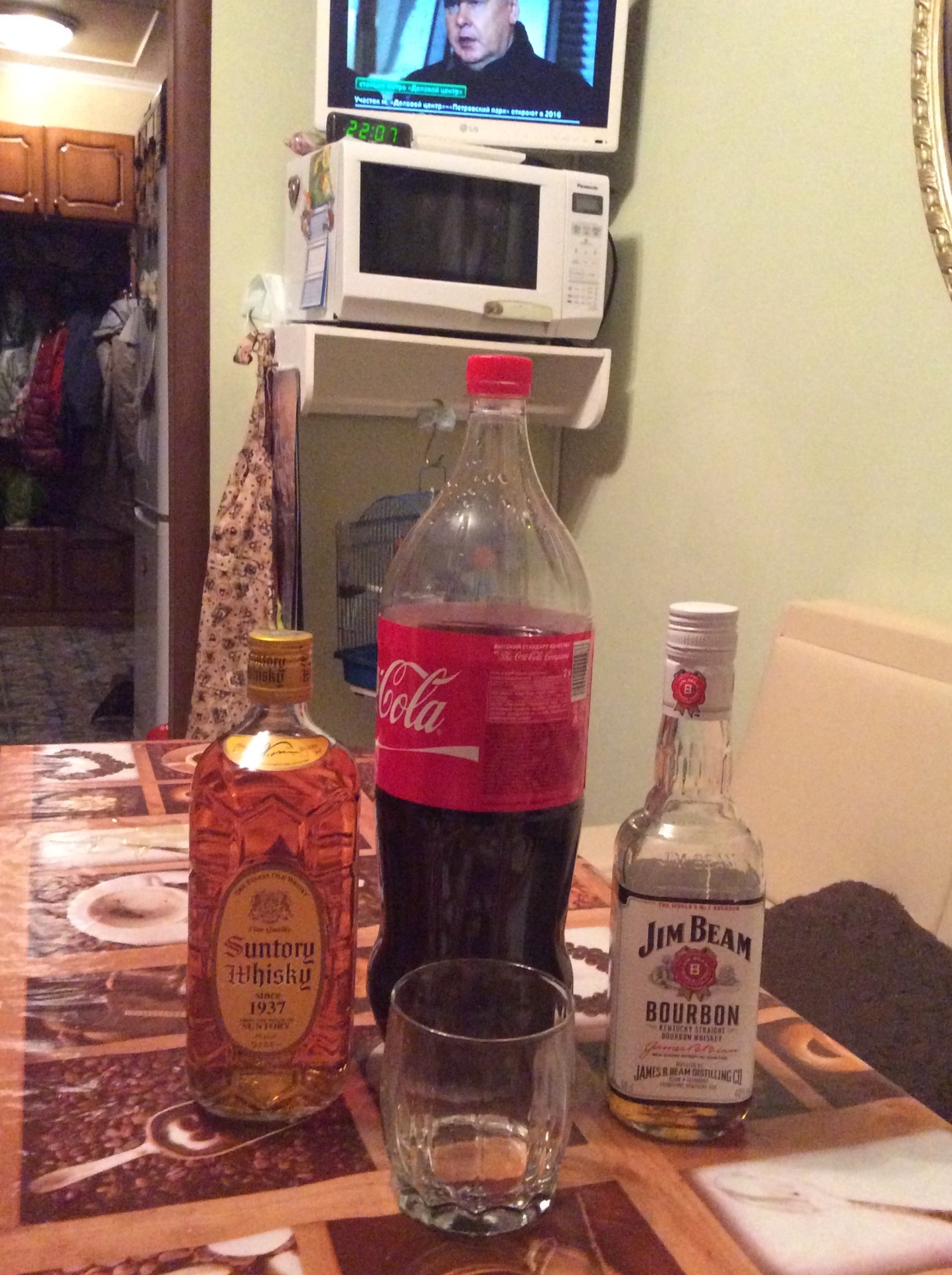 алкоголь на столе дома