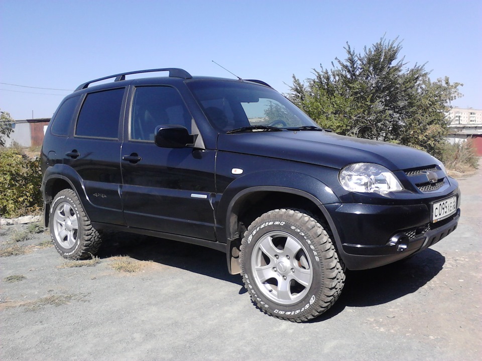 Колеса на ниву шевроле. Chevrolet Niva 215/65r16. Шевроле Нива колеса 215 16. Шевроле Нива на 16 колесах. Chevrolet Niva 16 шины.