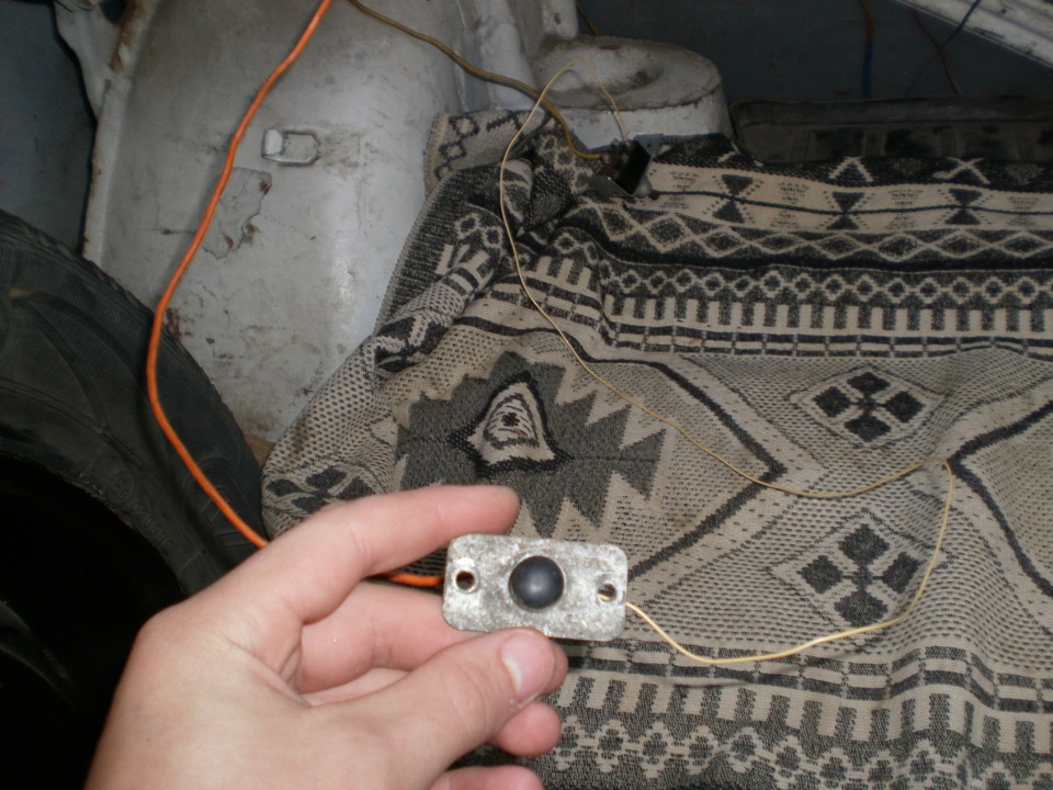 Кнопочный тумблер отключения подсветки багажника — Lada 2101, 1,3 л .