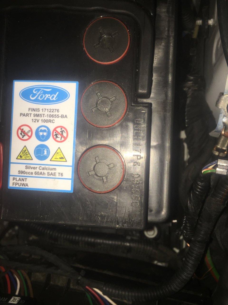 Новая штатная батарея — Ford Mondeo V. Запчасти на фото: 1712276, 9M5T10655BA