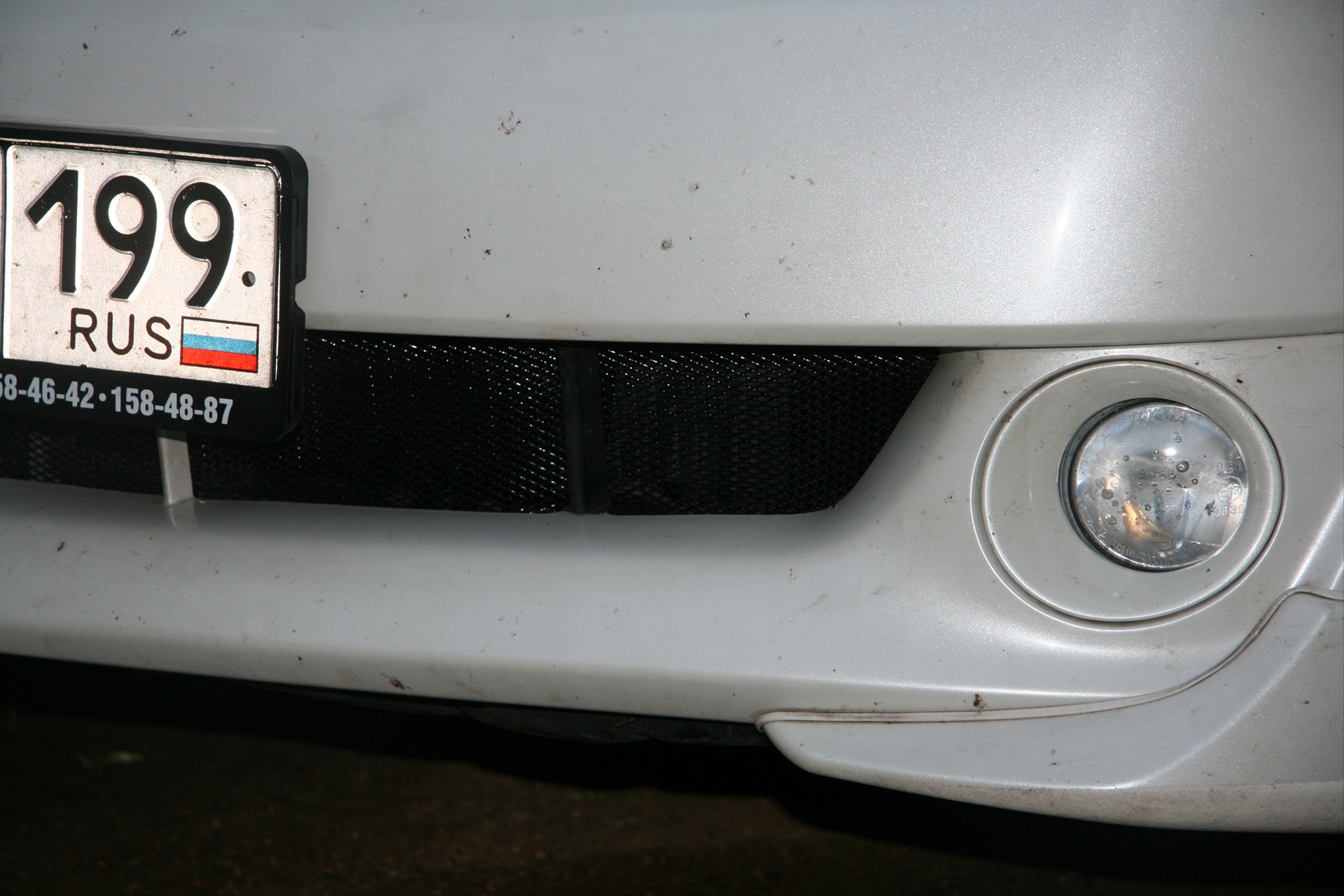 I put the grille in the hole in the bottom of the front bumper  - Toyota Caldina 20L 2005