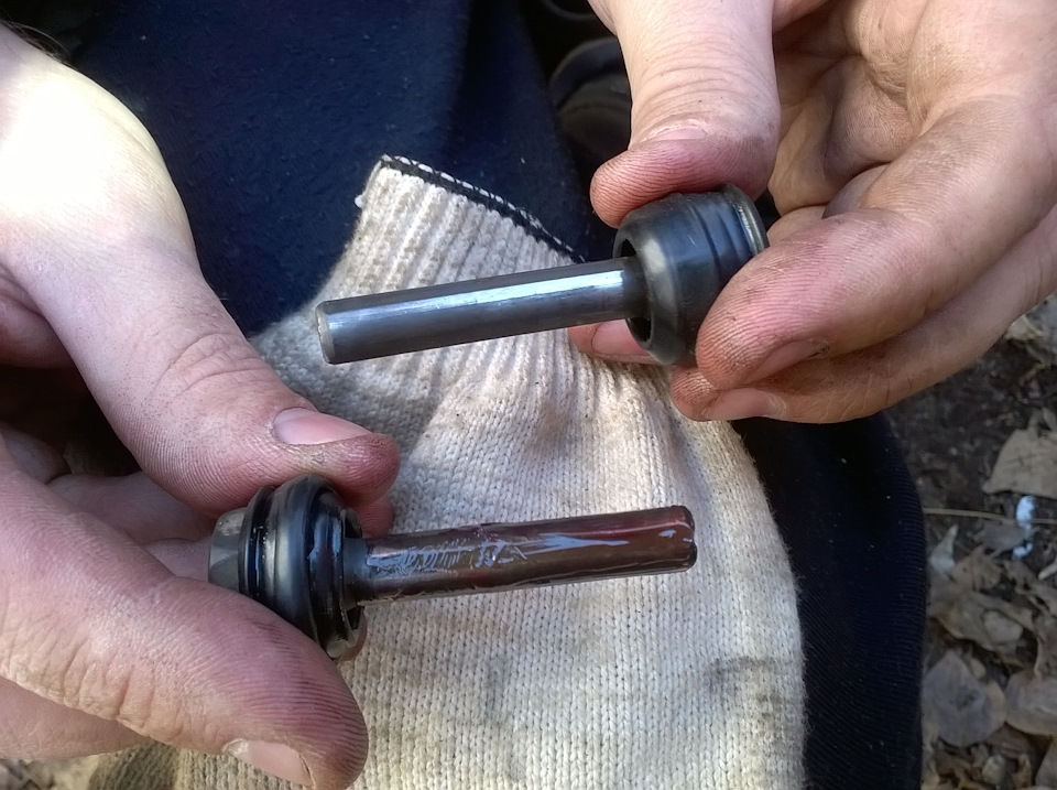 Кия сид 2010 пальцы суппорта. Пыльник направляйки тормозного суппорта старекс а1. Заклинило направляющие суппорта. Пыльники на направляющие суппорта ланос. Заклинило тормозной суппорт.