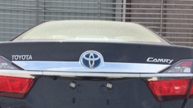 Как снять эмблему на багажнике тойота камри Как снять эмблему на багажнике тойота камри