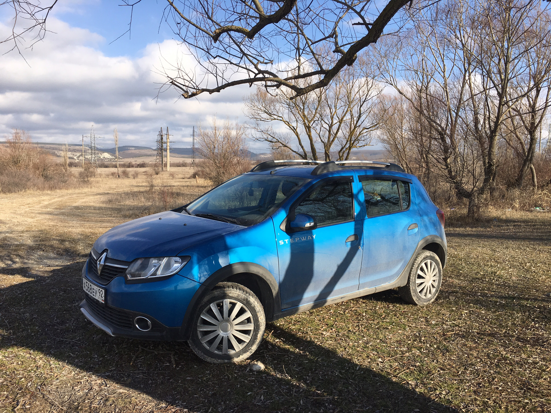 Рено сандеро степвей 2. Рено степвей полный привод. Битый Renault Sandero Stepway. Винилы для Рено Сандеро степвей.