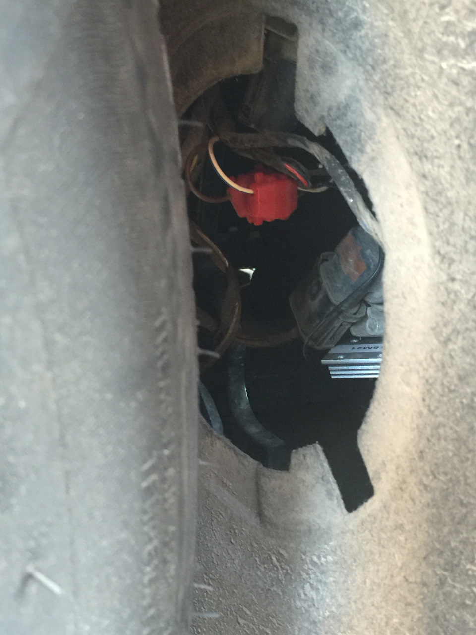 Установка быстрая, цепляется на провода +/- и зажимается, у кого сильные пальцы — руками, у кого не очень-плоскогубцами/пассатижами и тп — MINI Countryman (1G)