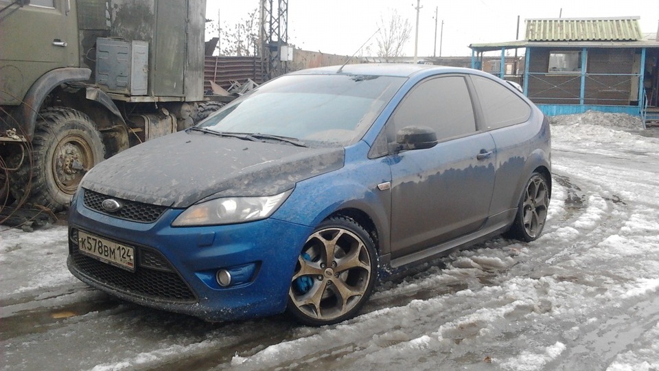 Снежинка форд фокус. Белый форд фокус 2 р17. Форд фокус 3 седан на дисках r18. Снежинка форд фокус. Белый форд фокус 2 на белом литье.