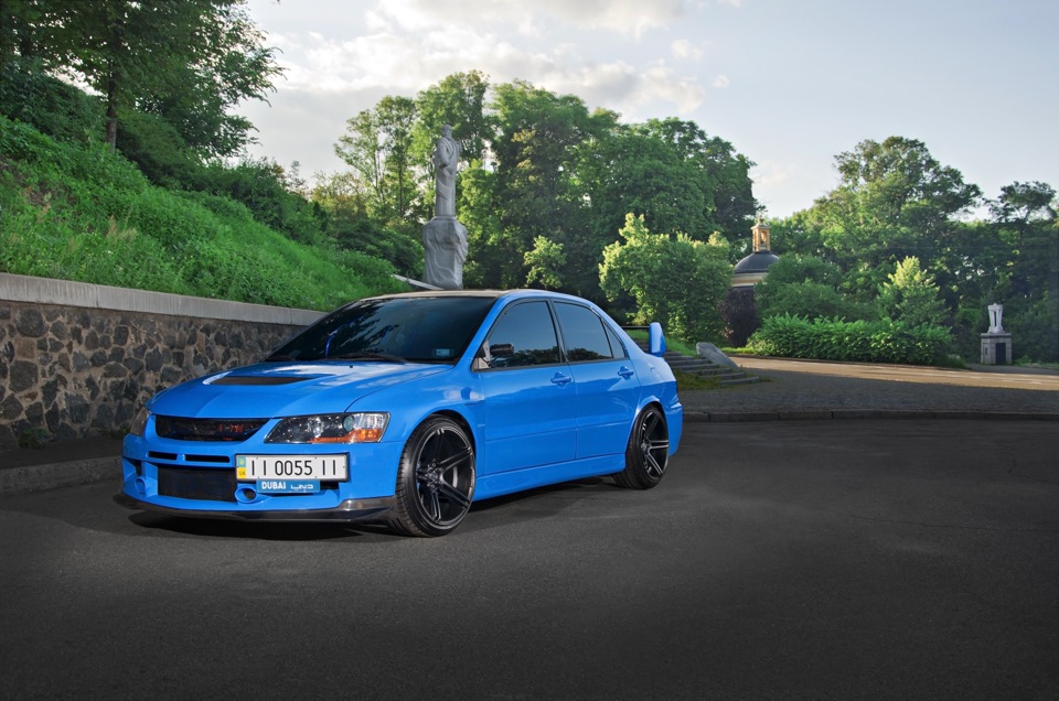 Mitsubishi Lancer Evolution 10 синий