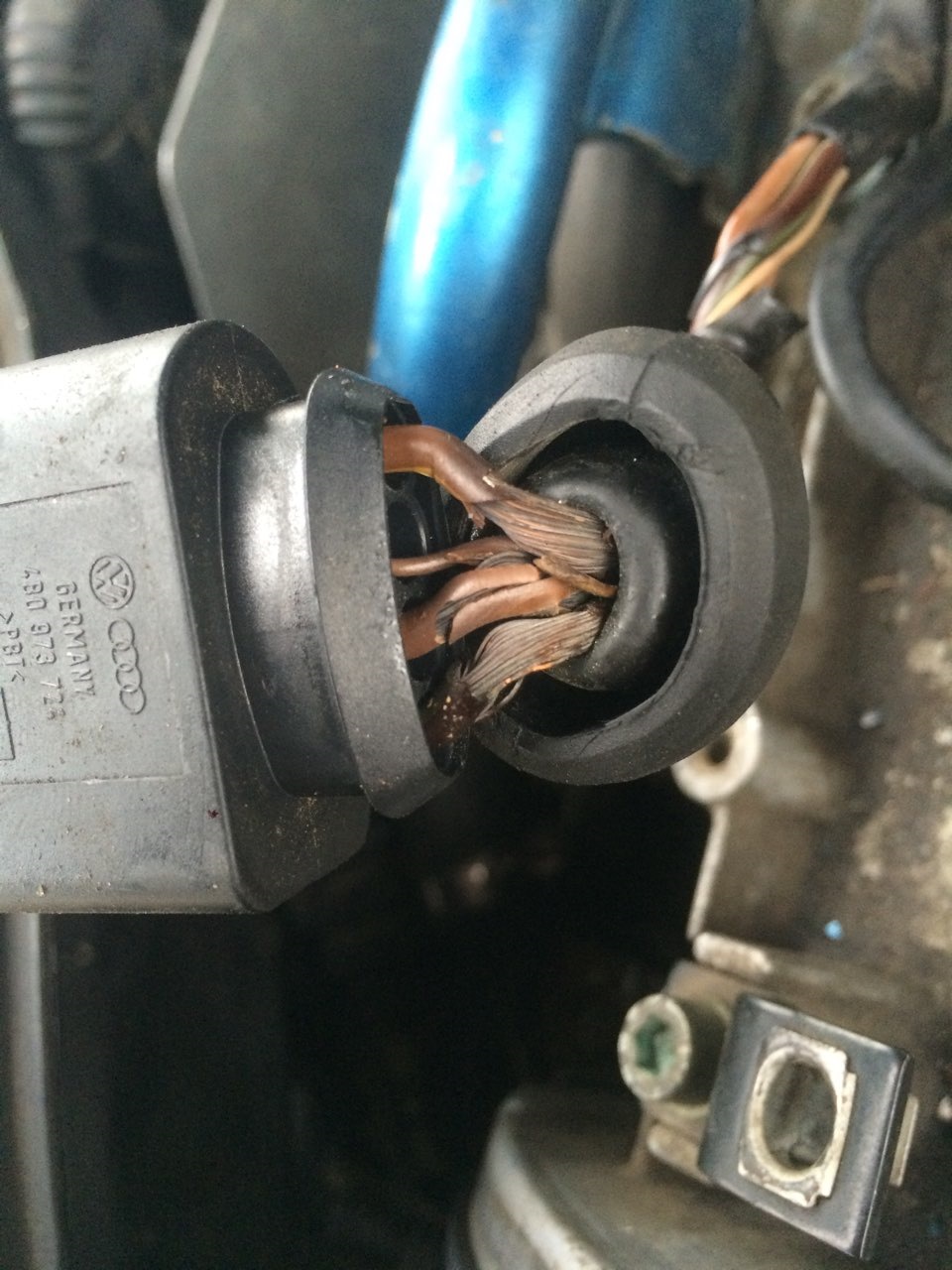 Ремонт проводки катушек зажигания — Audi A4 (B6), 1,8 л, 2002 года ...