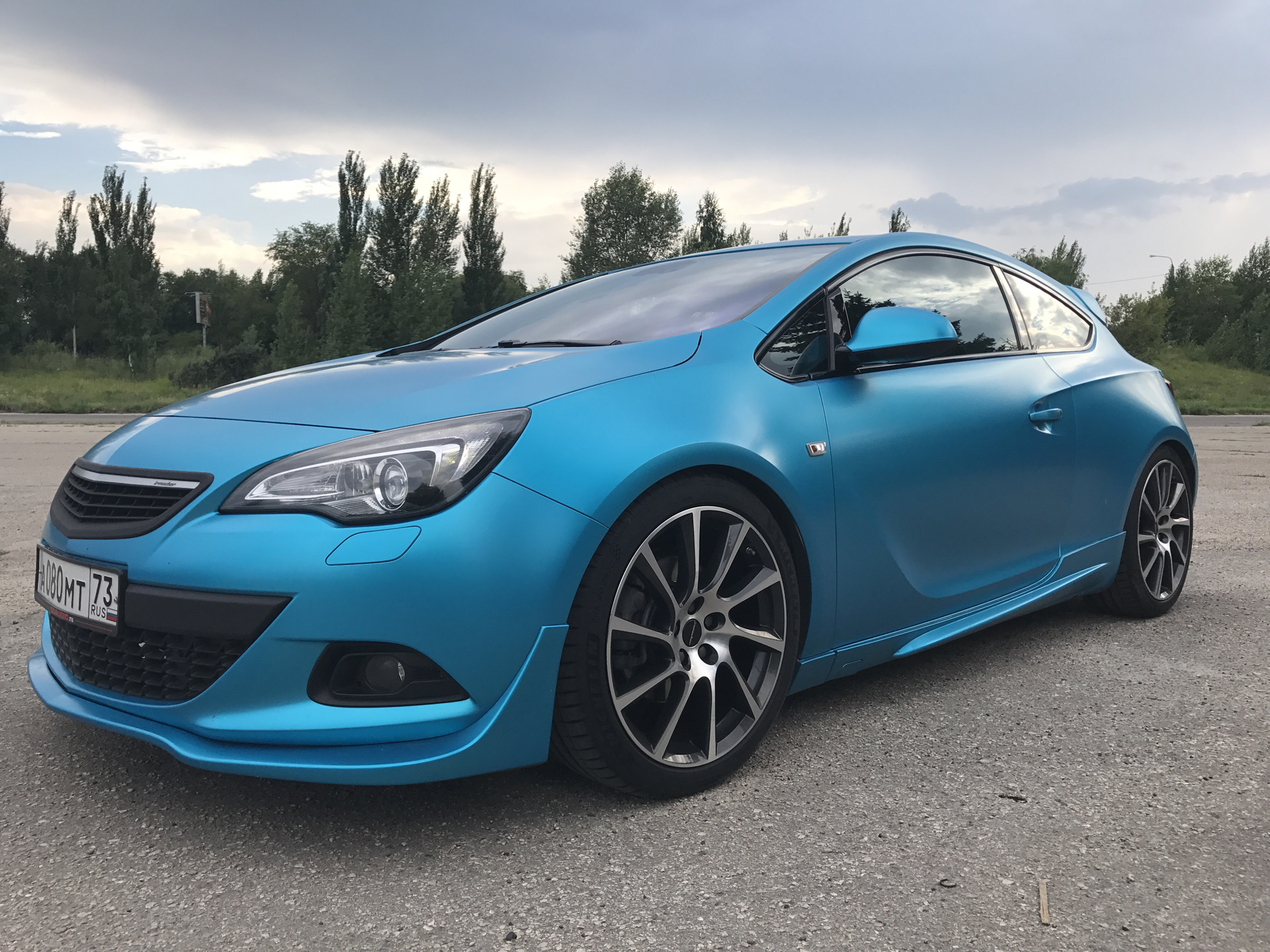 Opel Astra j GTC голубая