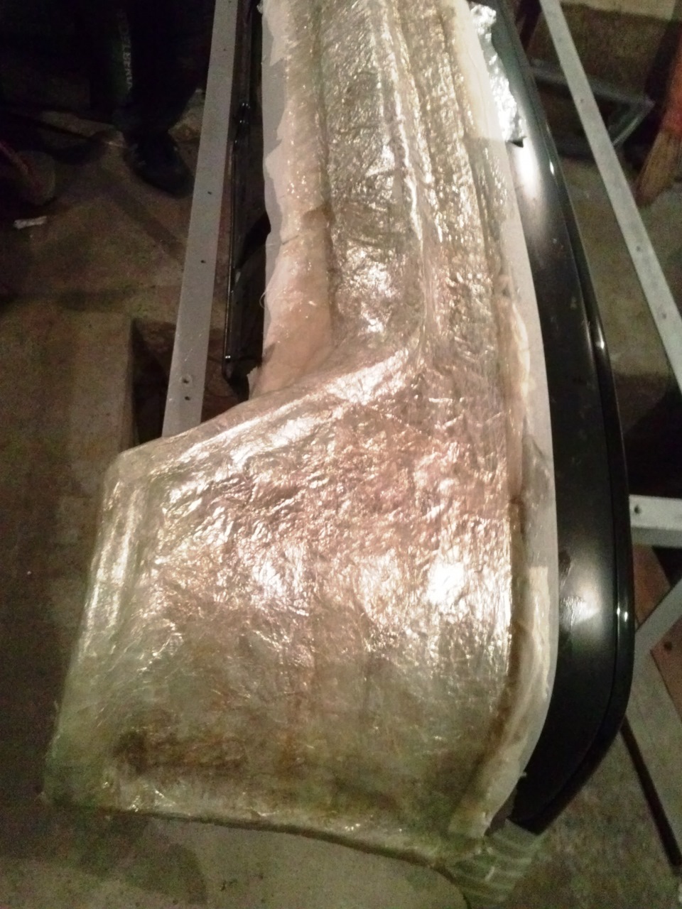 День второй. Залили смолои заднии бампер, начали паять передний ...