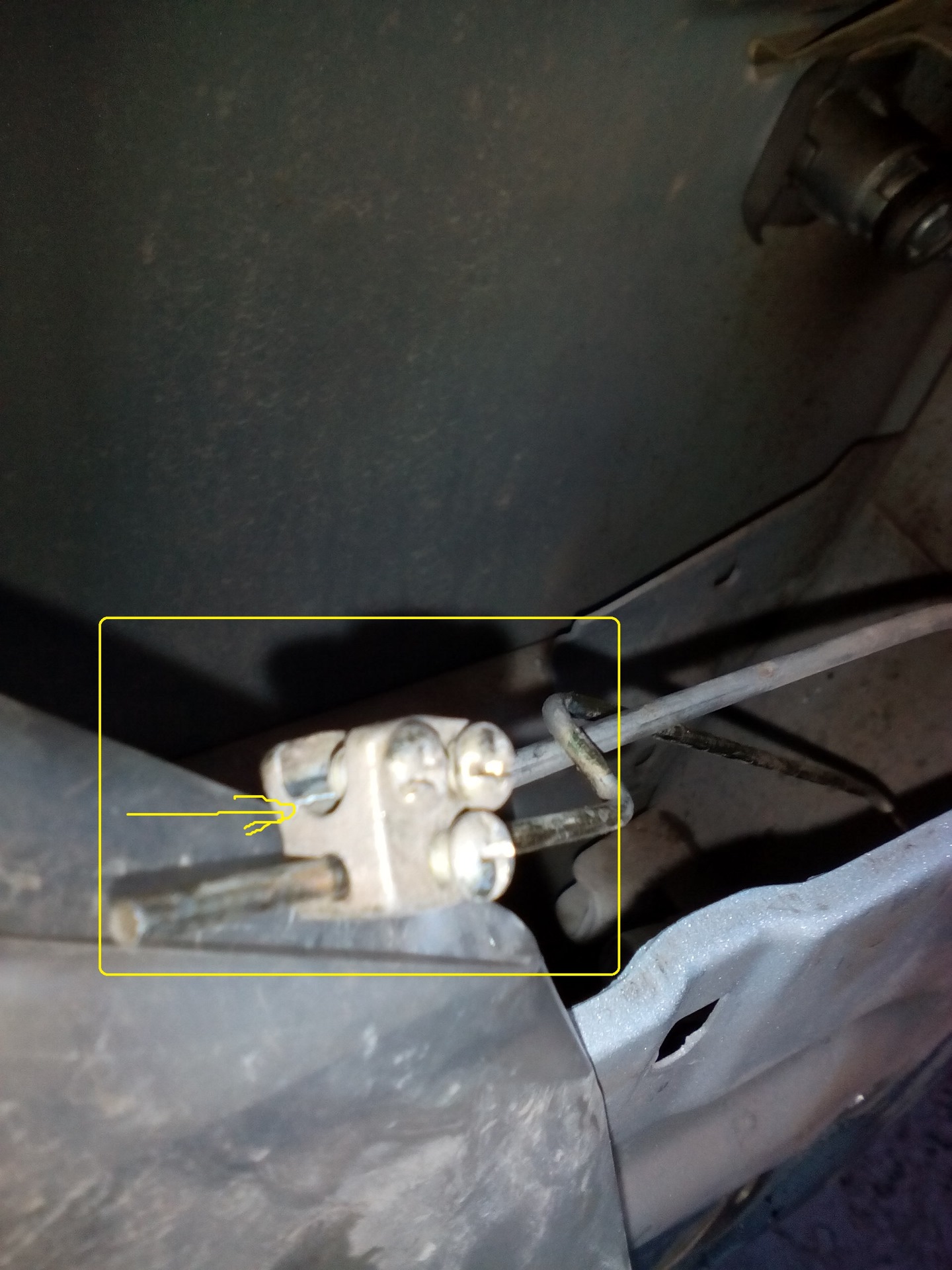 Переходная гофра водительской двери дэу нексия n150 артикул. Концевики дверей на нексию n150. Монтаж привода центрального замка дэу нексия n150. Дверные петли дэу нексия. Замок дверной дэу нексия н150.