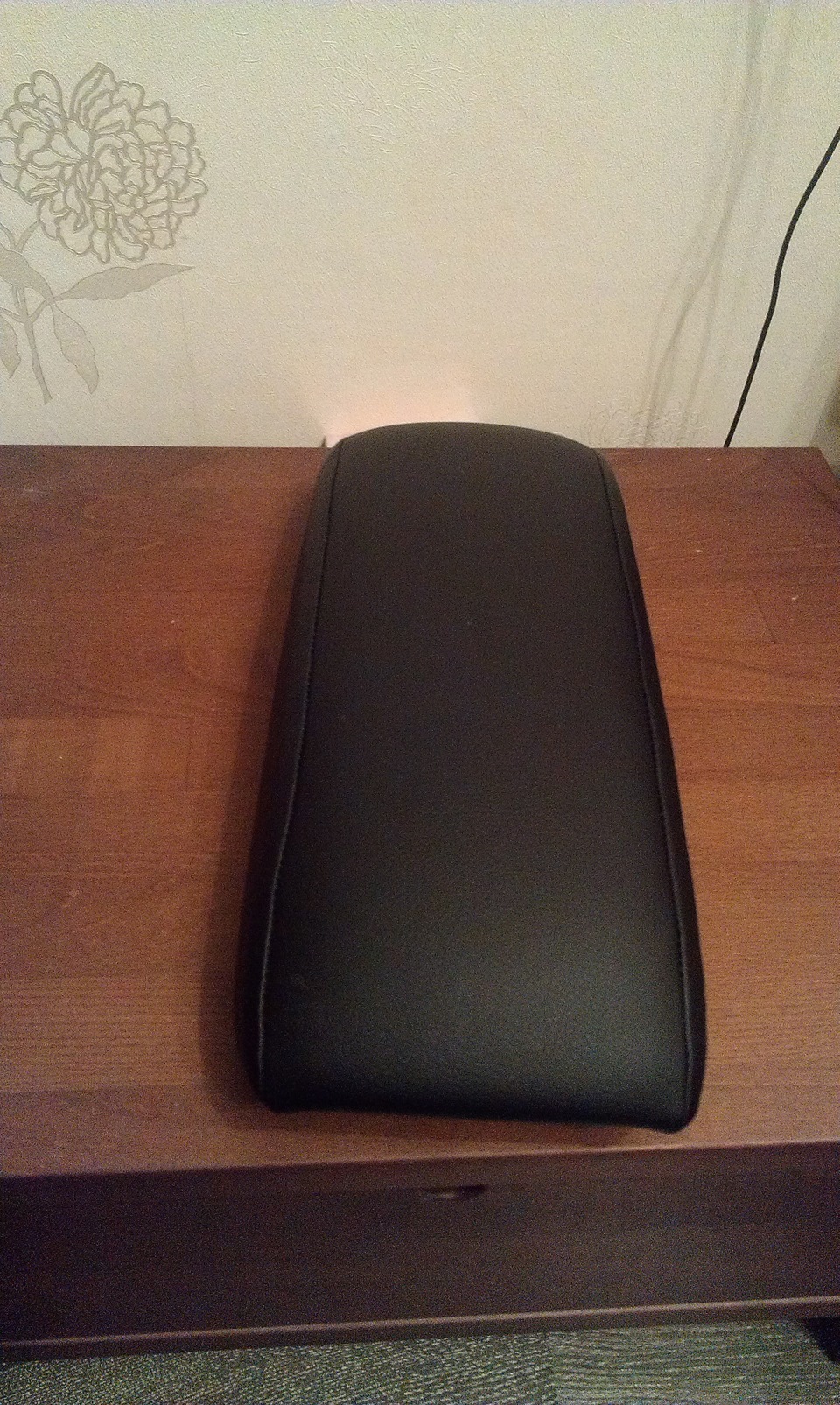 Перетяжка подлокотника кожей — Toyota Avensis II, 2 л, 2007 года ...