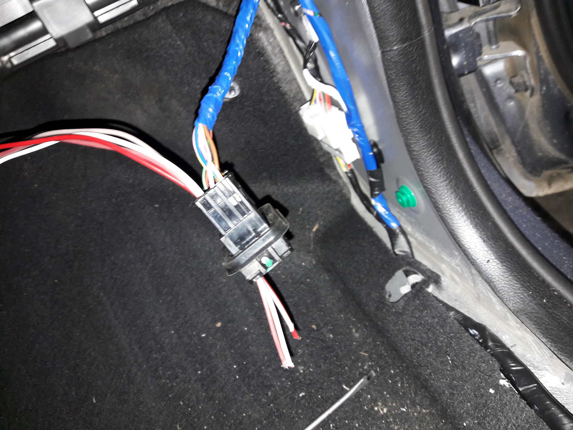 Hyundai solaris прокладка проводов усилителя. провода хендай солярис. протяжка проводов для сабвуфера хендай солярис 1. Hyundai solaris прокладка проводов усилителя. разъём для кнопок руля hyundai solaris.