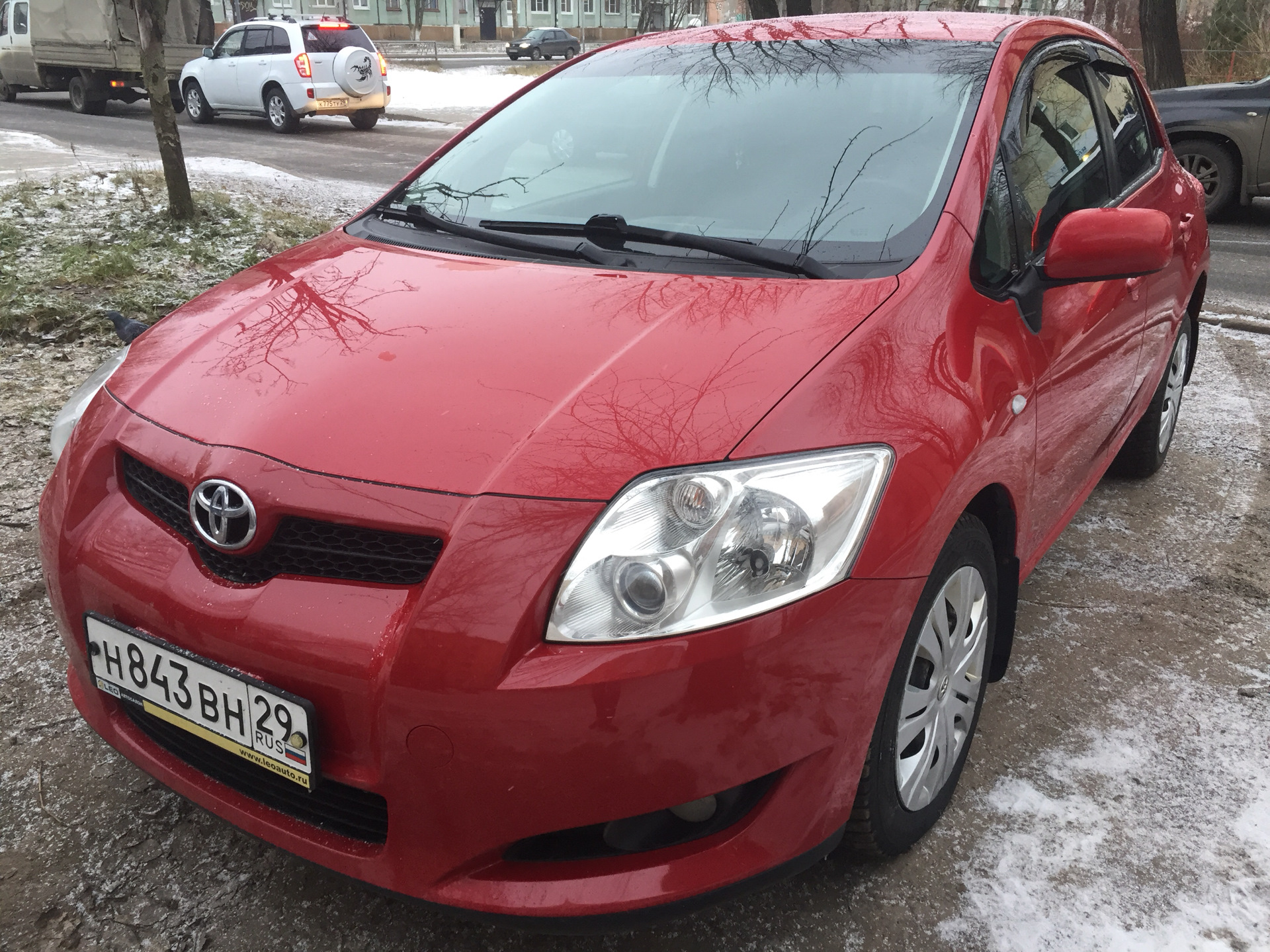 Капот тойота аурис. Тойота аурис. Toyota Auris 2008. Дефлектор капота Тойота аурис 2008. Тойота аурис красная.