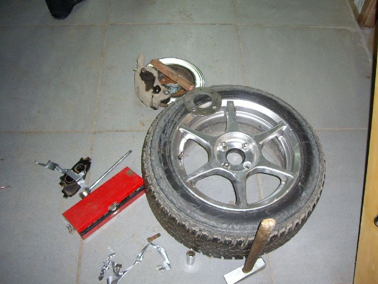 Twin-piston brakes - Toyota Sprinter Trueno 16L 1998