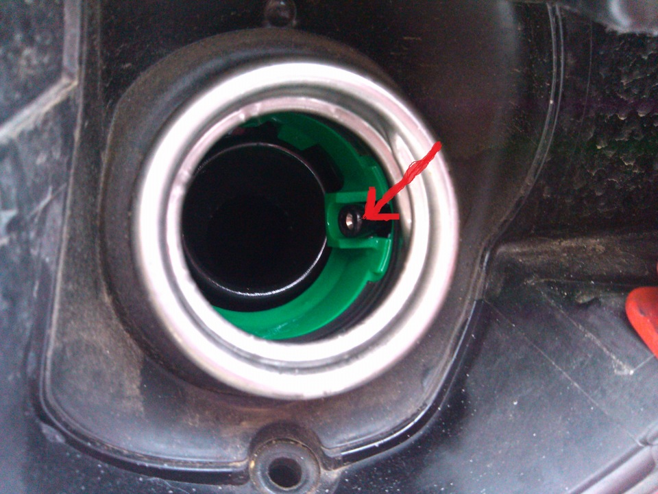 При заправке бензина выливается бензин под машиной тойота рав 4