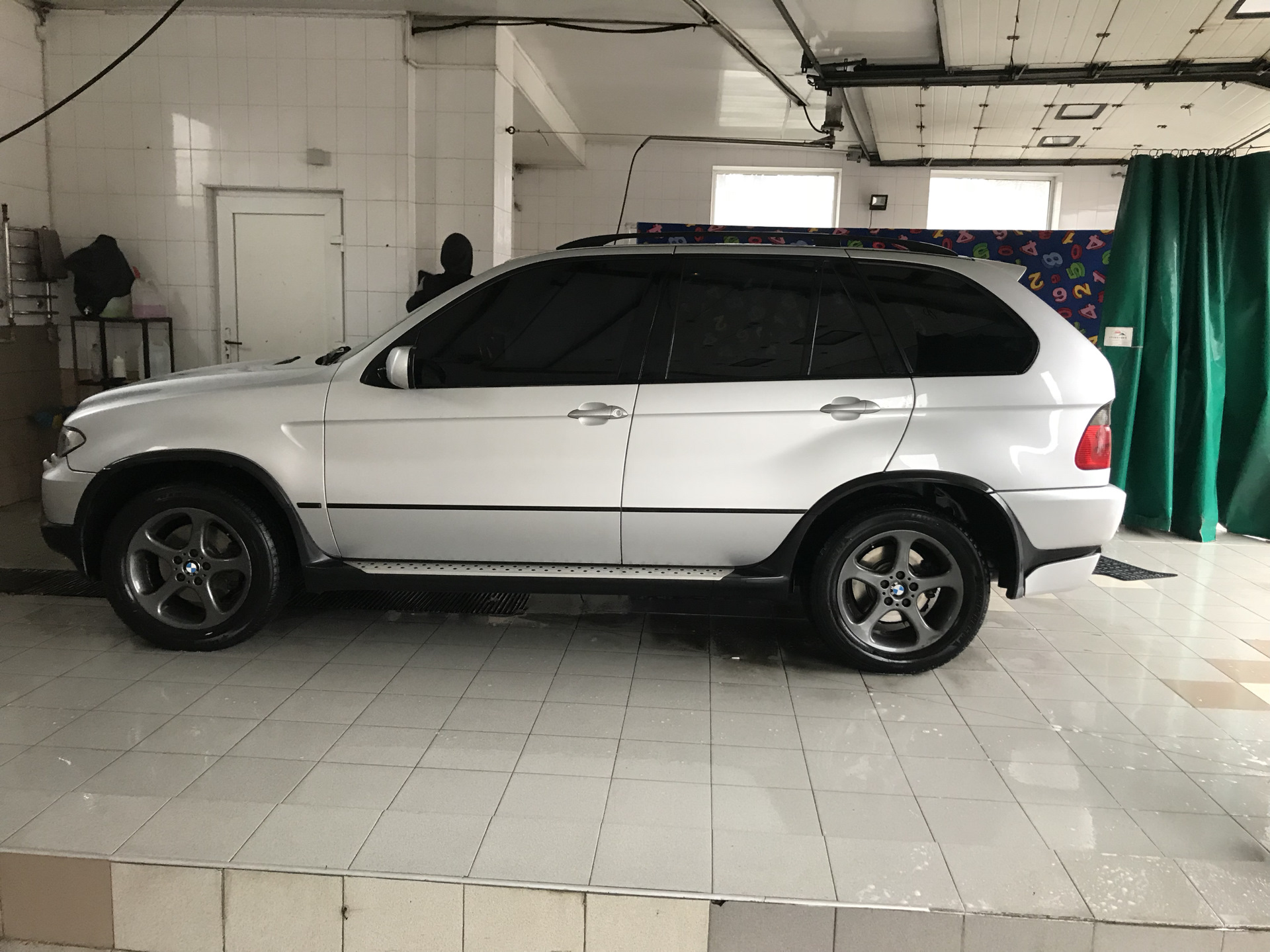 Дворник, обвес и маленькие Колеса — BMW X5 (E53), 3 л, 2006 года | мойка |  DRIVE2