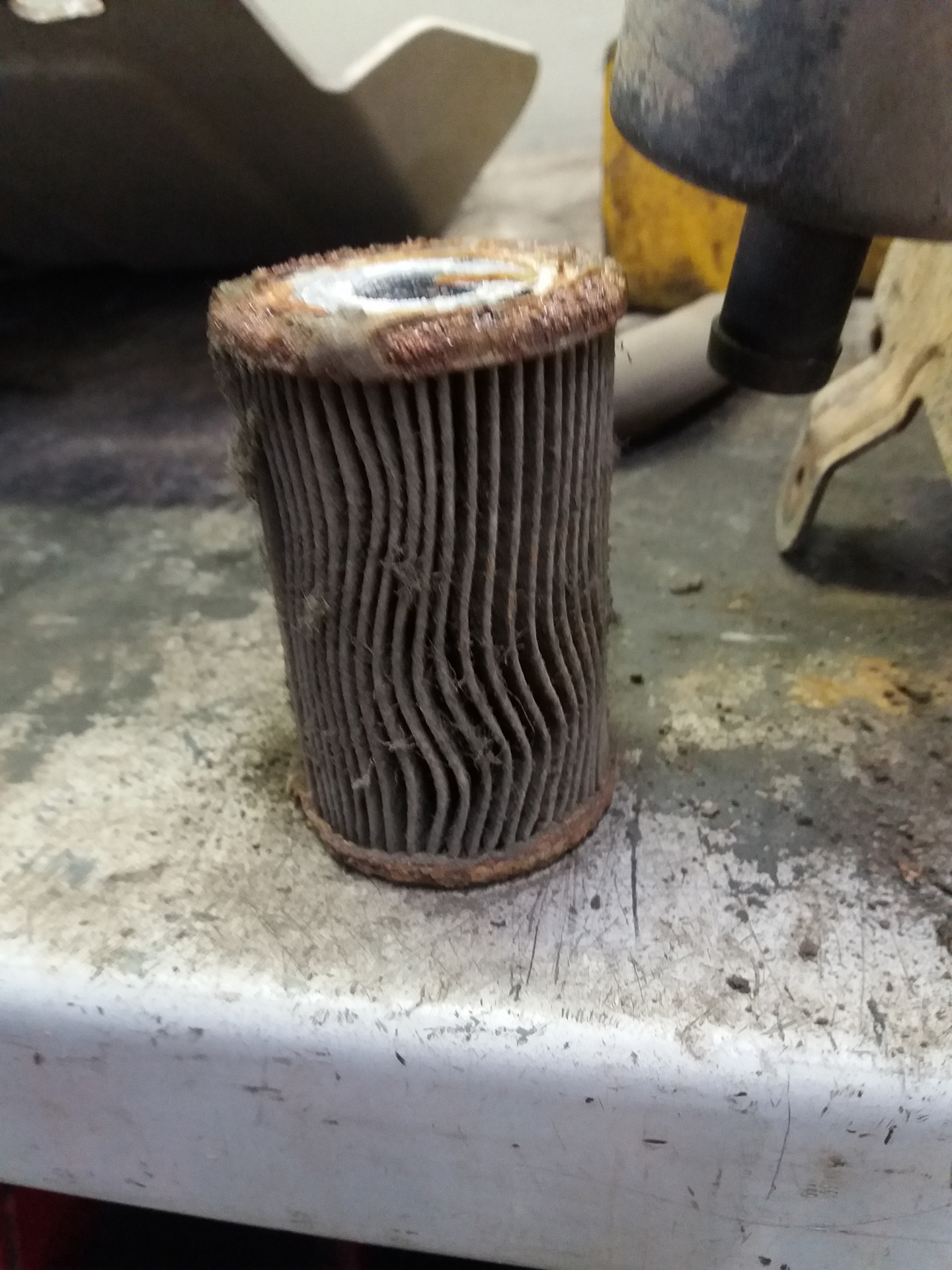 Фильтр адсорбера топливного бака volvo s60 2006. Абсорбер ваз 2114. Угольный фильтр адсорбера. Фильтр рядом с радиатором. Адсорбер для шкода йети 1,6.