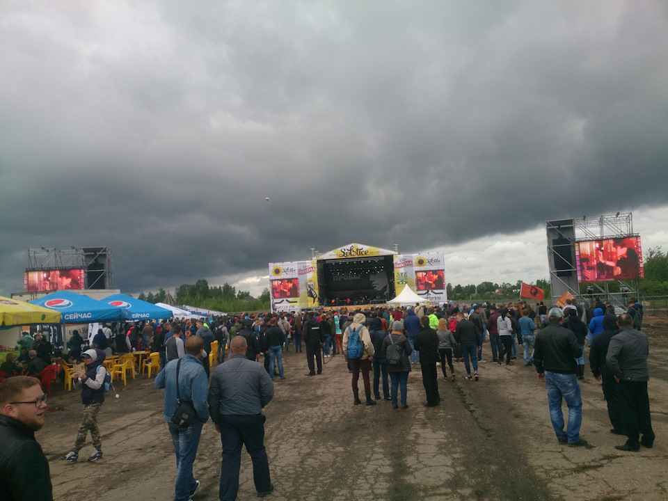 Рок-Фестиваль в Окуловке! В.Цой 55 лет! — Hyundai Sonata IV (EF), 2 л ...