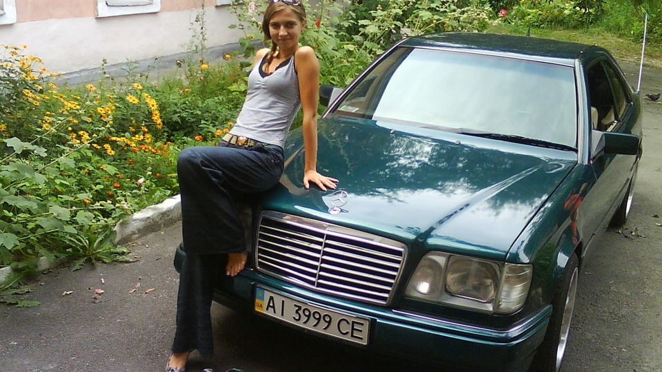 Mercedes w123 и девушка