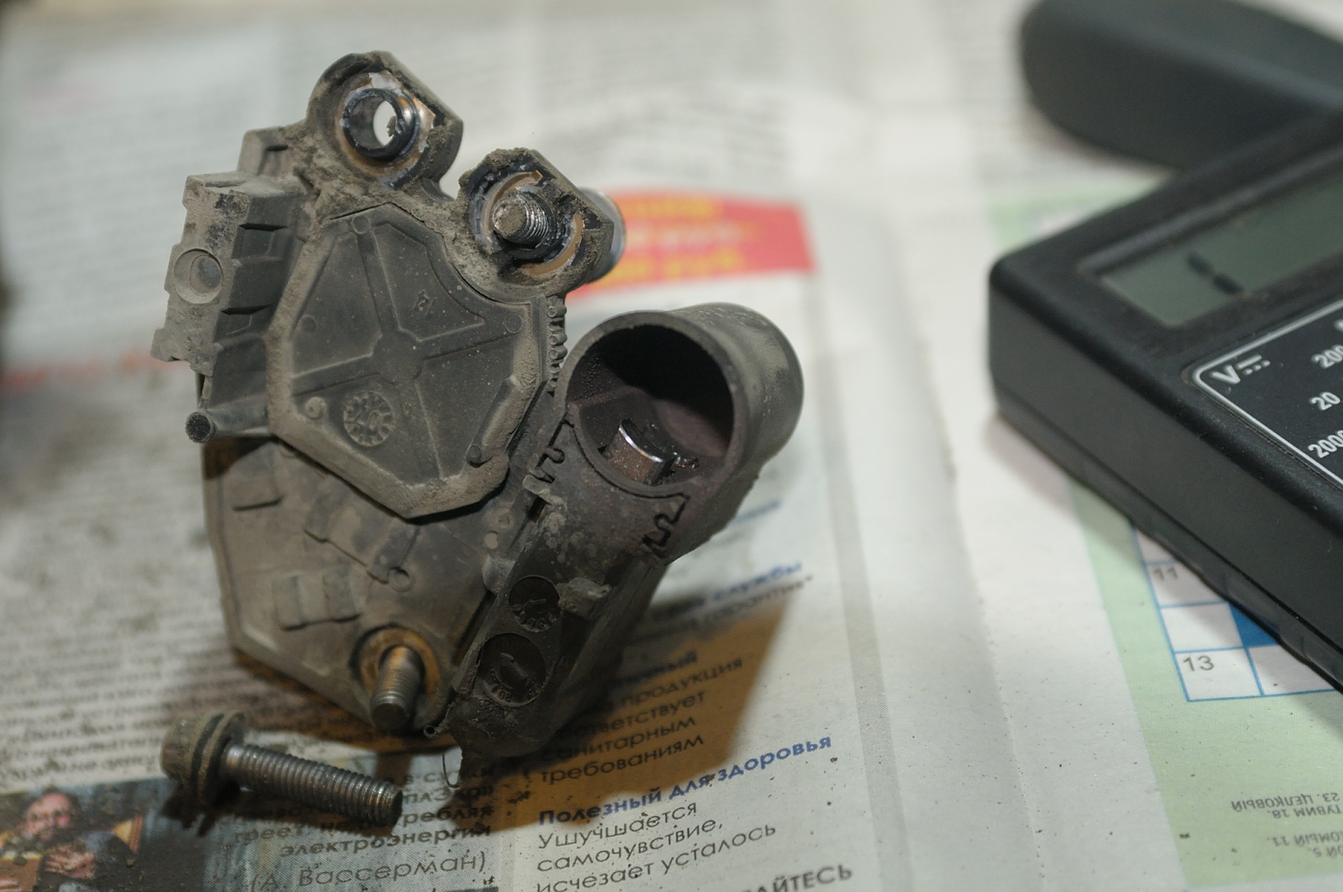 съем генератора ниссан ноте. ниссан ноте снять генератор. ремень генератора ниссан ноут 1. ниссан ноут 2008 крепление генератора. ниссан нота 2012 ремень генератора.