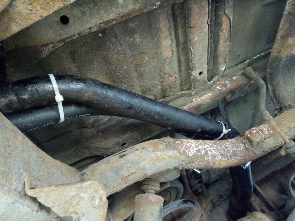 Как поменять заливную горловину. Как поменять заливную горловину. Как поменять заливную горловину. Шланг заливной горловины lc 100. Горловина бака чери тигго т11.