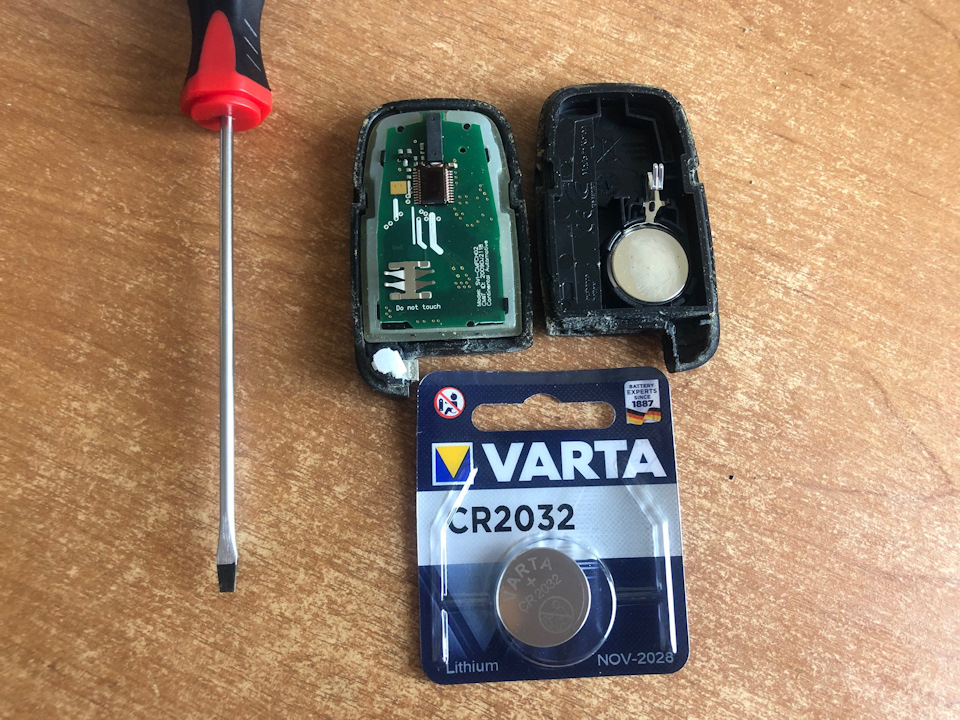 Замена батарейки в брелке (он же безключевой доступ) Санта Фе 2 ...