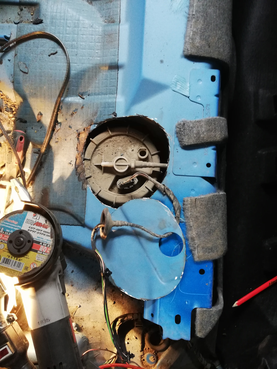 Вот и я вырезал лючок для бензонасоса — DRIVE2