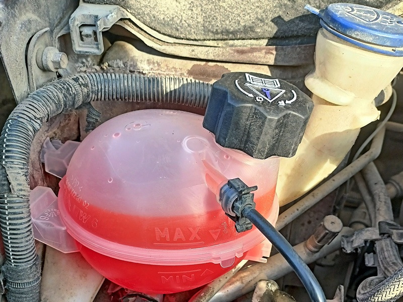 ⚒Замена бачка охлаждающей жидкости (лопнул) — Peugeot 2008 (1G), 1,6 л ...