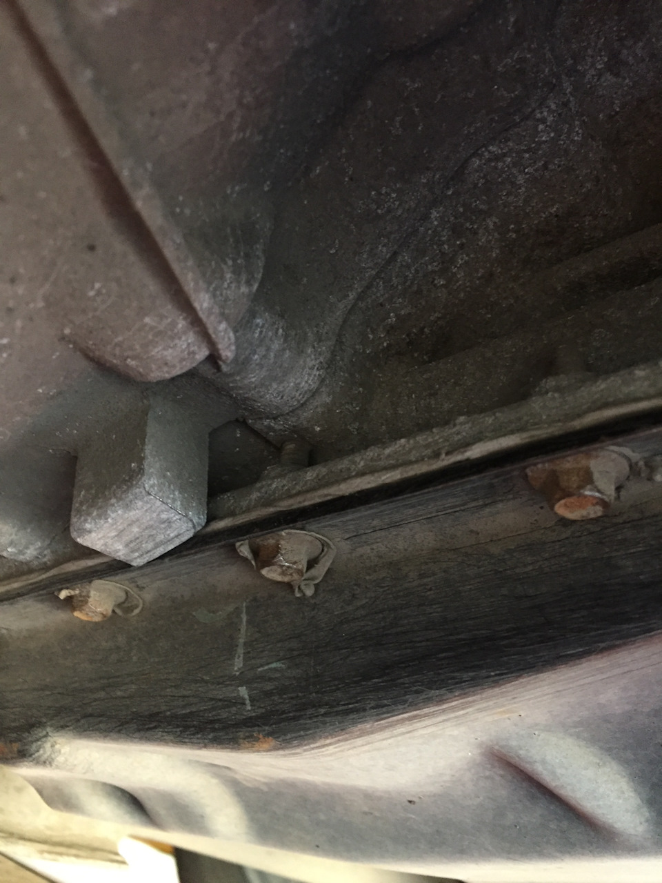 с помощью металлической щетки очищаем места касания болтов поддона и стык между коробкой и поддоном — Ford Focus Hatchback II