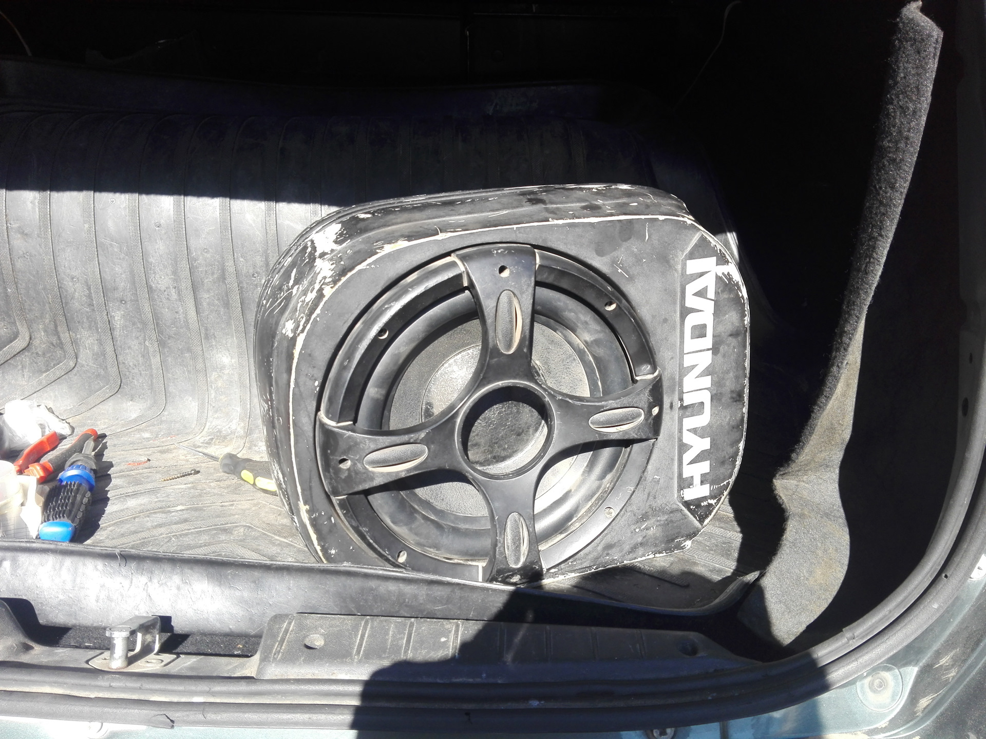 Приора 2 саб в багажник. Профессиональные сабвуферы в машину. Сабвуфер прайд 15 в машине. Буфер кикс активный 400 ватт. Сабвуфер в t4.