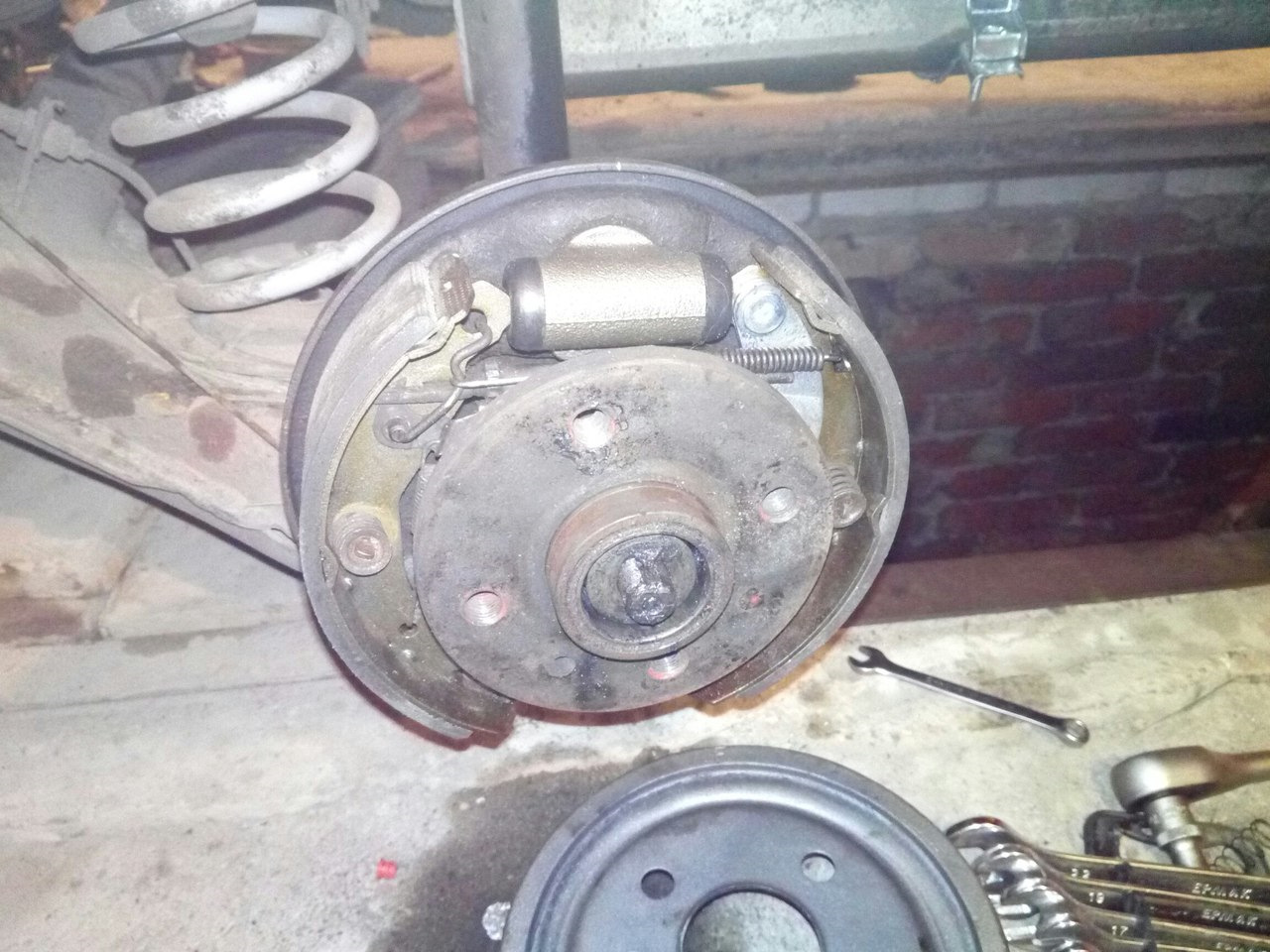 болт крепления тормозного барабана daewoo nexia n150. задний барабан нексия n150. задний барабан дэу нексия. величина износа торм. задний барабан део нексия.