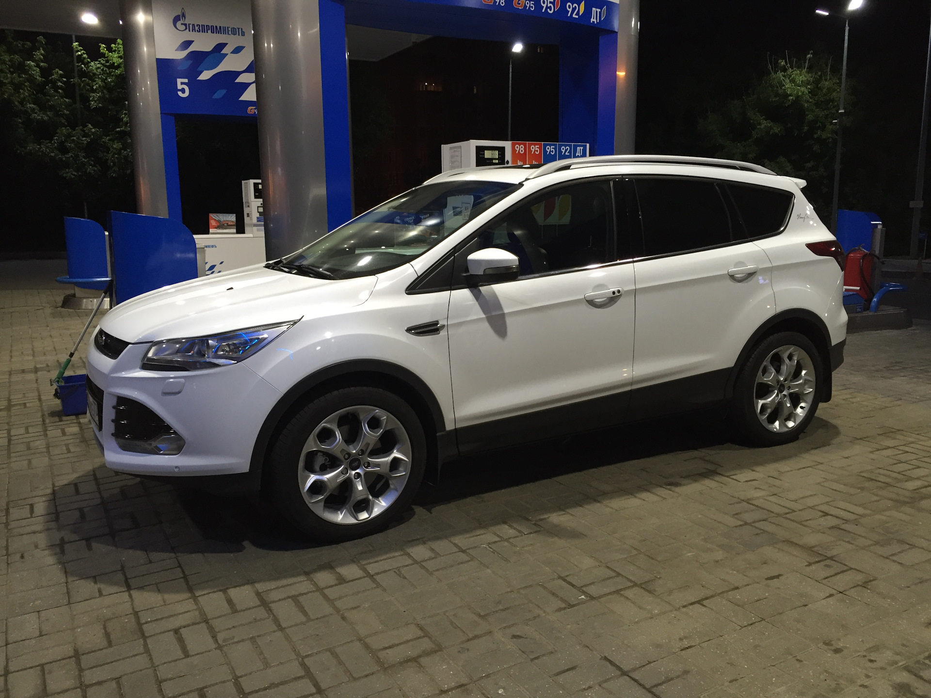 Колеса куга 1. Ford Kuga r19. Форд Куга 1.5. Форд Куга белый r17. Ford Kuga 2 на 18 дисках.