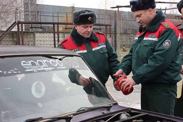 Как правильно тушить автомобиль огнетушителем. Смотреть фото Как правильно тушить автомобиль огнетушителем. Смотреть картинку Как правильно тушить автомобиль огнетушителем. Картинка про Как правильно тушить автомобиль огнетушителем. Фото Как правильно тушить автомобиль огнетушителем