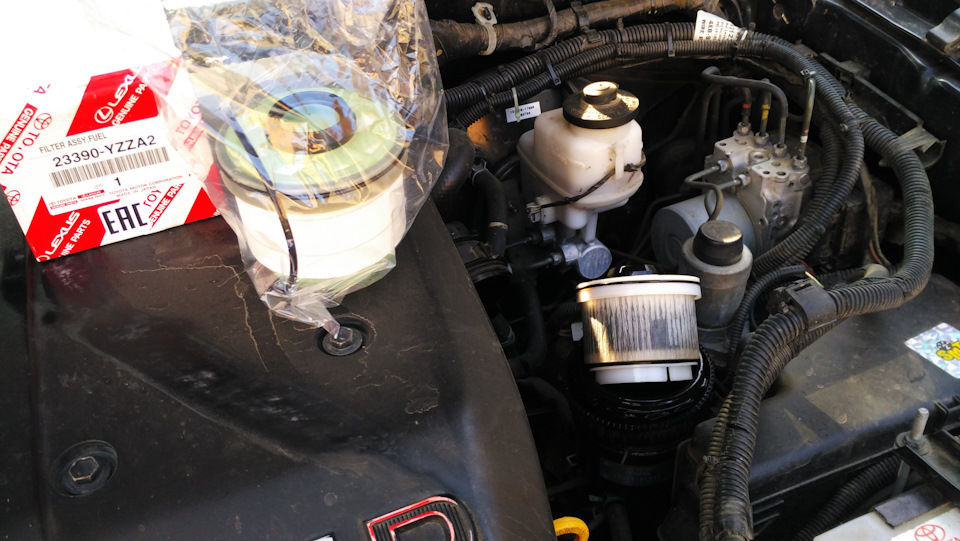 Замена топливного фильтра - Toyota Hilux (7G), 2,5 л, 2011 года плановое ТО DRIV