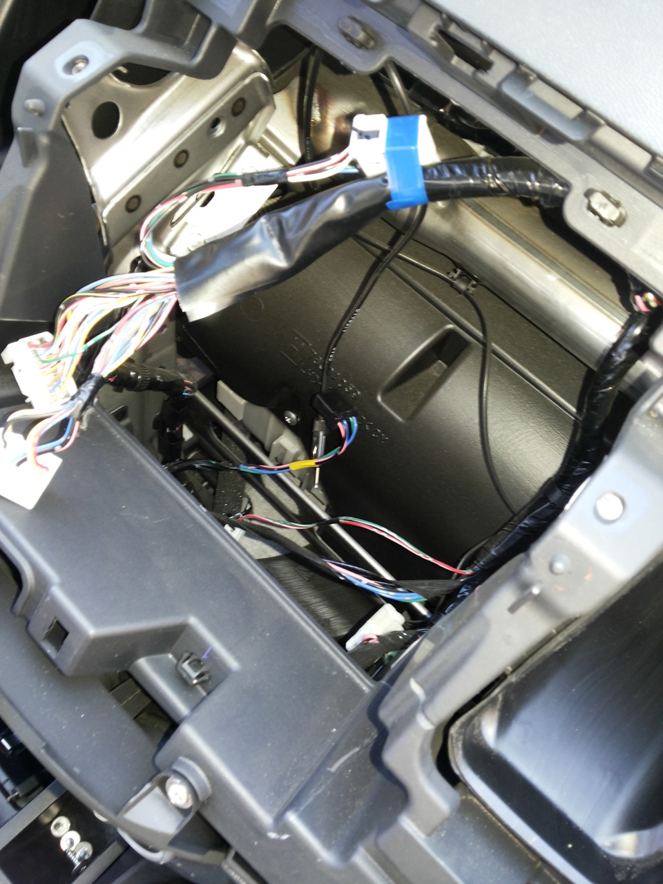 Кстати, нашел проводочки от AUX на магнитоле — Mitsubishi Lancer X, 2 л ...