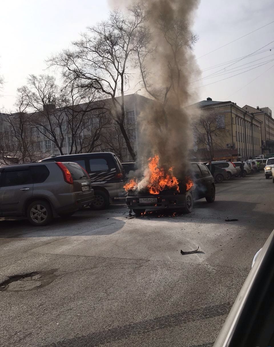 Во Владивостоке сгорела машина