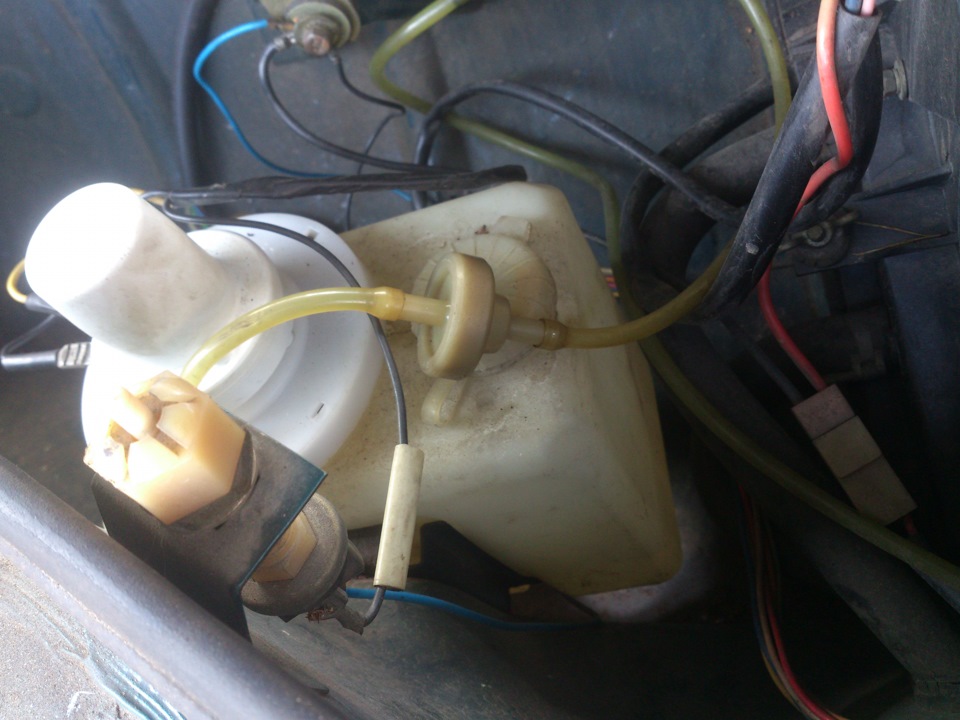 Реле моторчика омывателя 2107. Реле моторчика омывателя 2109. Двухконтактная фишка на моторчик омывателя ваз. Бак омывателя ваз 2107. Омыватель лобового стекла ваз 2101.