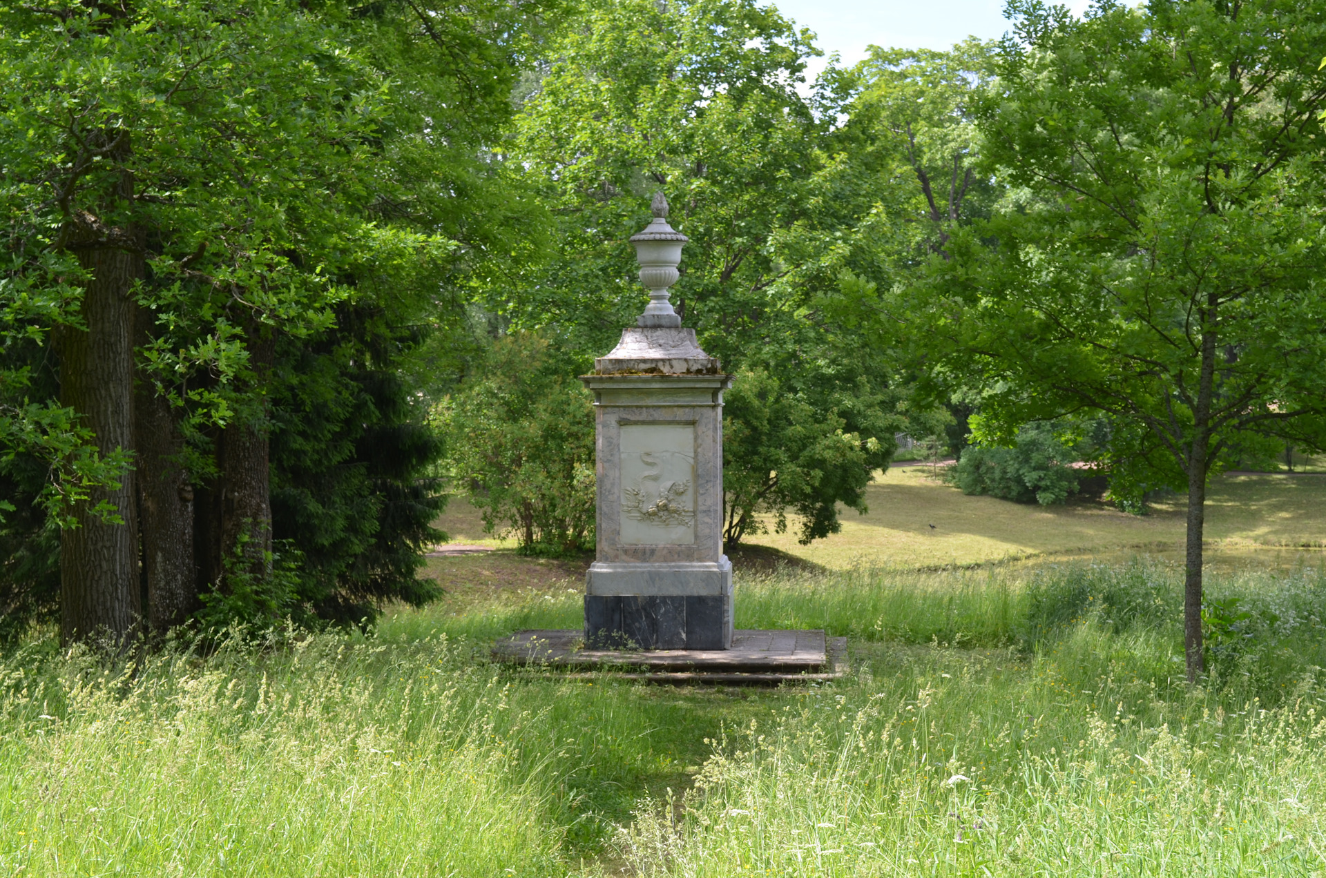 Памятник в екатерининском парке. Памятник а. д. Ланскому в Екатерининском парке. Кагульский Обелиск Екатерининский парк. Обелиск в Царском селе. Памятник Ланскому в Царском селе.