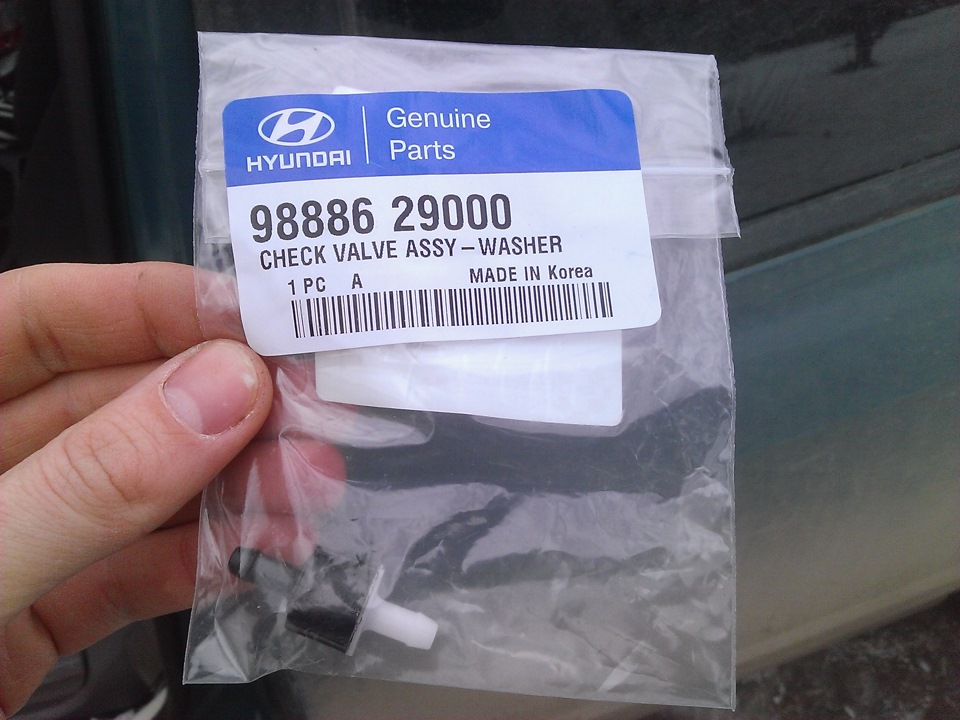 цена 35р. — Hyundai Elantra (3G). Запчасти на фото: 9888629000, WASHER