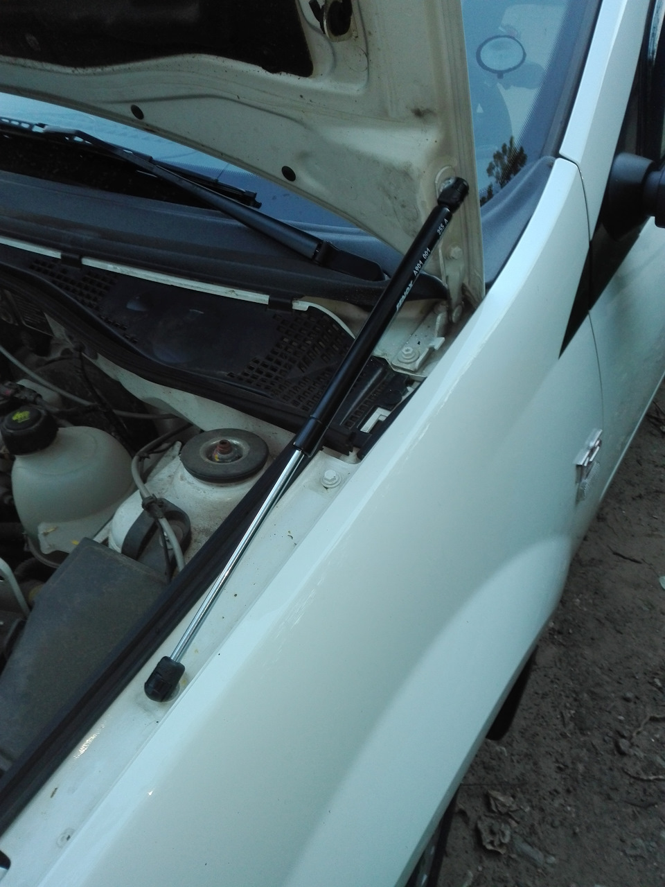 наконец то поставил газовые упоры на капот — DRIVE2