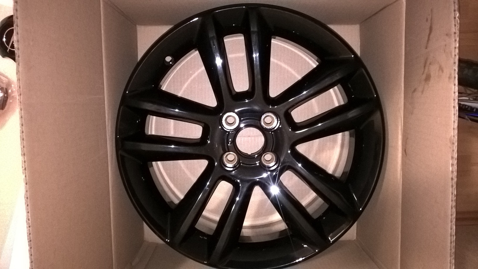 Оригинальные колпачки ступицы диска R17 1002658 — Opel Corsa D, 1,2 л ...