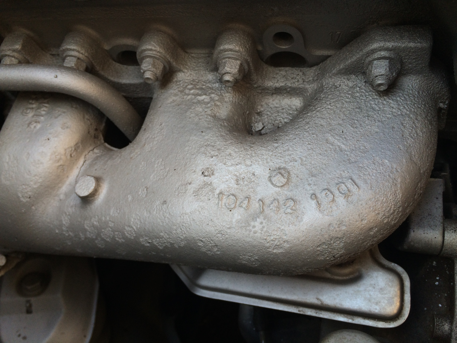 Масло из выхлопного коллектора. Течь масла из выпускного коллектора. 9 ford sierra. Течёт масло из под шпилек выпускного коллектора. Шпилька выпускного коллектора мерседес 271 мотор.