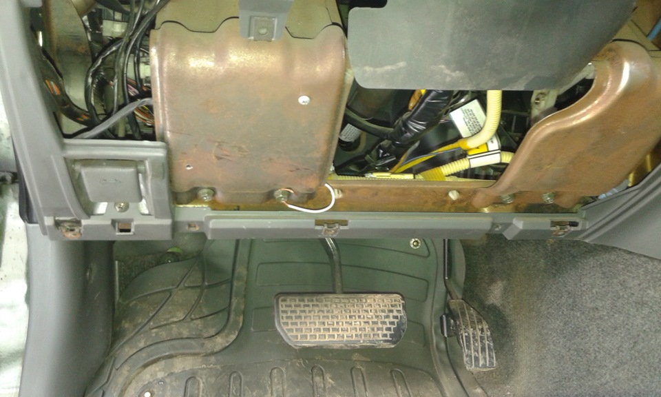 При включении обдува на стекло автоматически включается кондюк ...